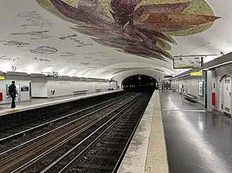 Les quais de la station avec au milieu la voie de raccordement avec la ligne 4.