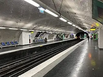 Vue d'ensemble des quais en direction de Porte Dauphine.