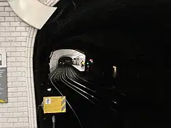 Les quais décalés de la station.