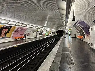 Vue d'ensemble des quais en direction de Porte Dauphine.