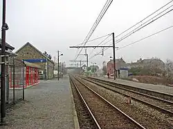 L'intérieur de la gare avec les voies, les quais et l'ancien bâtiment voyageurs