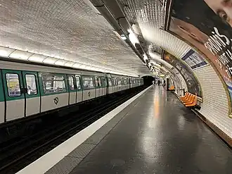 Rame MF 77 marquant l'arrêt en direction de Balard.