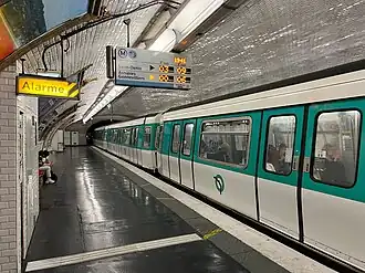 Arrêt d'une rame MF 77 rénovée pour Les Courtilles.