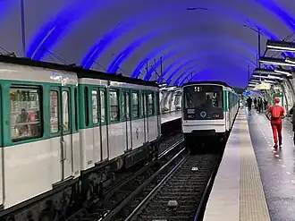 Croisement entre deux rames MF 67 rénovées.