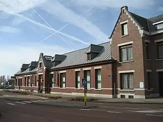 Herve ; à droite, l'ancien logement de fonction.