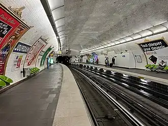 Les quais de la station, vus en direction de Châtelet.