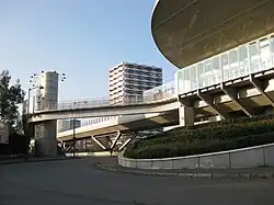Vue de jour d'une des passerelles, depuis la rue
