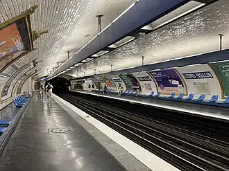Vue d'ensemble des quais de la station.