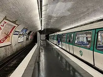 Rame MF 77 marquant l'arrêt en direction de Pointe du Lac.