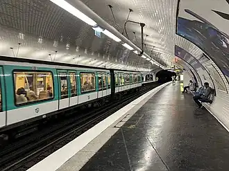 Départ d'une rame MF 01 en direction de Nation.