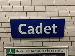 Plaque émaillée indiquant le nom de la station.