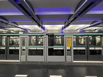 Rame MP 05 marquant l'arrêt en direction de La Défense.