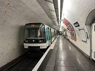 Rame MF 88 marquant l'arrêt en direction de Louis Blanc.