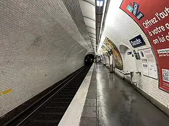 L'unique quai en service, vu en direction de Louis Blanc.