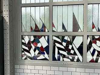 Détail des vitraux agrémentant la station aérienne de la ligne 2.