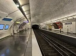 Vue des quais avec les écrans tactiles à gauche.