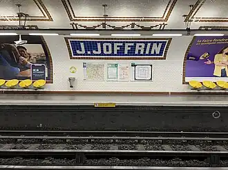 Décoration en faïence incorporant le nom de la station.