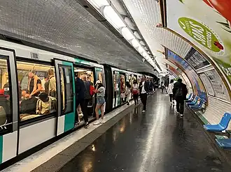 Rame MF 01 à quai en direction de Mairie de Montreuil.