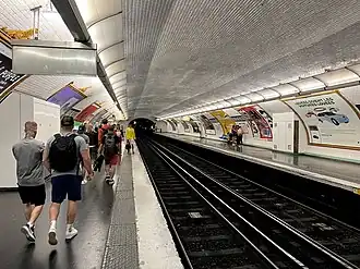 Les quais de la ligne 9, vus en direction de Pont de Sèvres.