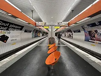 Le quai commun aux lignes 8 et 10 de la station La Motte-Picquet - Grenelle.