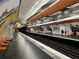 Les quais de la ligne 2, en style « Andreu-Motte » orange.