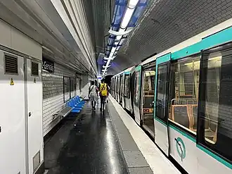 Stationnement prolongé d'une rame MF 88 pour Louis Blanc.