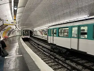 Deux rames MF 67 entrant en station.