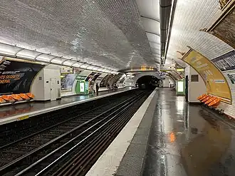 Vue des quais, en direction de Boulogne - Pont de Saint-Cloud, avec une rame MF 67 entrant en station.