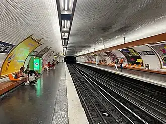 Vue des quais de la ligne 9 en direction de Pont de Sèvres.