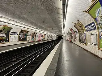Les quais de la station, vus en direction de Pointe du Lac.