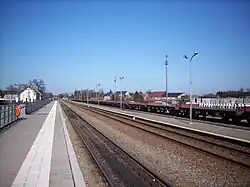 Le quai central, en gravier, qui a depuis été rehaussé et élargi.