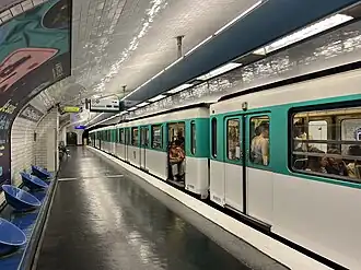 Rame MF 67 marquant l'arrêt en direction de Mairie d'Aubervilliers.