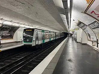 Entrée d'une rame MF 01 en direction de Montreuil.