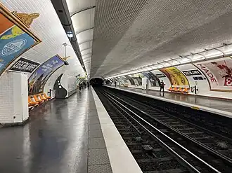 Les quais vus en direction de Mairie de Montreuil.