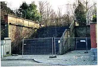 Grand escalier vers les quais.