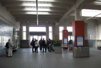 Hall disparu entre les guichets et les quais.