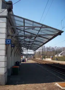 Voies, quais et auvent.