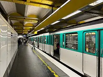 Rame MF 67 rénovée à quai en direction de Gallieni.