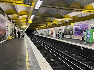 Les quais de la ligne 3, en style « Andreu-Motte » jaune.