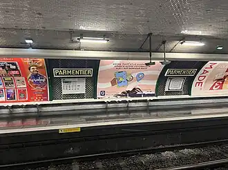 Vue transversale du quai en direction de Gallieni.