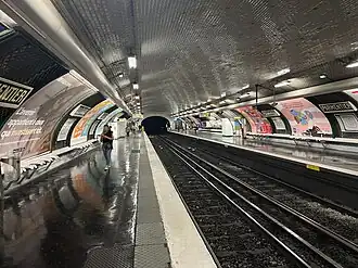 Vue d'ensemble des quais avec leur décoration thématique, dédiée à Antoine Parmentier ainsi qu'à la culture de la pomme de terre.