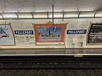 Détail de la décoration des quais en céramique.