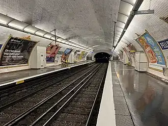 Les quais de la station, vus en direction de Gambetta.