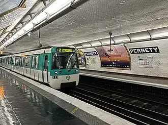 Entrée d'une rame MF 77 pour Les Courtilles.