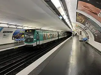 Entrée d'une rame MF 01 en direction de Nation.