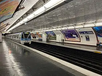 Les quais de la ligne 7 en direction de La Courneuve - 8 Mai 1945.