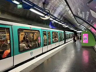 Arrêt d'une rame MF 01 pour Porte Dauphine.