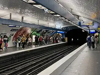 Quais de la ligne 2, direction Porte Dauphine, en juillet 2022.