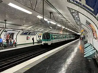 Rame MF 77 rénovée entrant en station en direction de Châtillon - Montrouge.