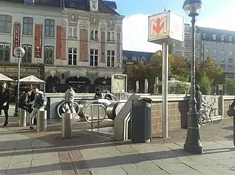 Escalier, sur la place Rihour, donnant accès à la station de métro.